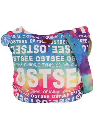 Kleurrijke schoudertas met een tie-dye patroon en grote witte tekst 'OSTSEE'. Gemaakt van zacht materiaal met een duurzame band.