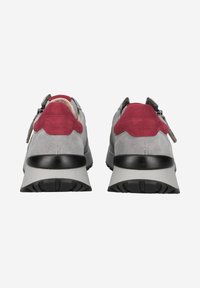 Grijze suede sport schoenen met bordeauxrode accenten en een zwarte rubberen zool, voorzien van een zijrits en een gevoerde kraag voor extra comfort.