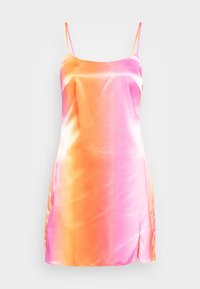 Vestido de satén tipo slip con tirantes ajustables, que presenta un diseño degradado de rosa a naranja, textura suave y una abertura lateral.