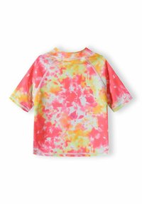 Chemise à manches courtes en tie-dye rose, jaune et orange, avec un col rond et des coutures invisibles pour une finition lisse.