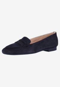 Mocasines de ante azul marino con puntera redondeada, que cuentan con una correa decorativa en el empeine y un tacón bajo y plano. Textura suave.