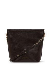 Borsa a tracolla in pelle marrone con una texture liscia, forma triangolare, hardware color oro e tracolla regolabile. Logo mostrato sulla parte frontale.