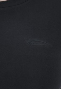 Zwart aansluitend shirt gemaakt van een glad, rekbaar stof met een subtiel, reliëf logo in een contrasterende kleur.