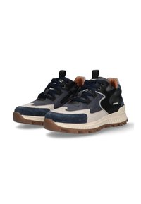 Para granatowo-beżowych sneakersów z czarnymi akcentami, sznurowanym przodem, zamkiem z boku i fakturowanymi brązowymi podeszwami.