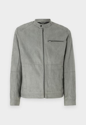 Γκρι σουέντ τζάκετ με όρθιο γιακά, μπροστινό φερμουάρ και τσέπη στο στήθος με φερμουάρ. Διαθέτει λεία υφή και κομψή εφαρμογή.