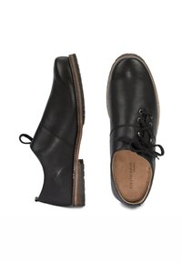 Schwarze Lederschuhe mit runden Zehen, Schnürdesign und flachen Gummisohlen. Verfügt über eine gestickte Detailverarbeitung und eine strukturierte Ferse für besseren Halt.