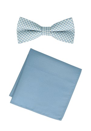 Hellblauer Seidenschleifenbinder mit dezentem geometrischem Muster, kombiniert mit einem einfarbigen hellblauen Einstecktuch.