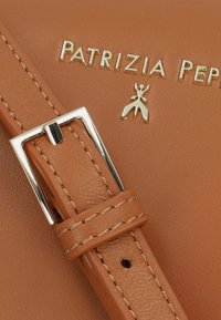 Borsa a tracolla in pelle marrone con hardware dorato, dotata di una cinturina con fibbia e logo del marchio in rilievo. Texture liscia con cuciture in evidenza.