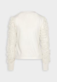 Sweatshirt blanc avec des manches en tissu transparent et ondulé. Encolure ronde, texture douce et design ajusté. Vue arrière simple et élégante.