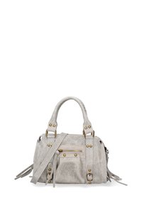 Borsa a mano in suede grigio con doppi manici superiori, tracolla regolabile, accessori in ottone, tasca frontale con zip e dettagli a frange.