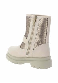 Stivale beige per bambino con suola spessa, cerniera laterale, cinturino e pannelli di paillettes lucide sul gambale.