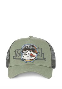 Casquette vert olive avec un dos en filet, ornée d'un bulldog brodé portant un casque et des lunettes, avec le texte "Von Dutch" au-dessus du graphisme.