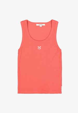 Camiseta sin mangas color coral hecha de tela suave y acanalada. Presenta un cuello redondeado y un pequeño logo blanco en el centro. Dobladillo recto y sin adornos.