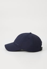 Casquette de baseball bleu marine en tissu léger, avec des détails cousus, une visière incurvée et une sangle réglable à l'arrière.