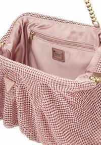 Borsa a mano rosa decorata con piccoli strass, con una fodera interna in satin, una tasca interna con zip e una tracolla in oro.