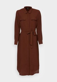 Robe marron à manches longues avec col, deux poches poitrine et ceinture à la taille. Fabriquée en tissu doux, elle présente une silhouette droite et une longueur au genou.