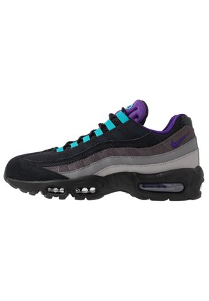 Musta, harmaa ja violetti Nike Air Max 95 -tennari turkooseilla nauhojen rei'illä ja näkyvällä ilmatyynyllä pohjassa, sivukuva.