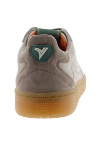 Sneaker grigia in suede con suola in gomma texturizzata. Presenta un interno arancione e un badge con logo teal sul tallone. Design arrotondato e imbottito.