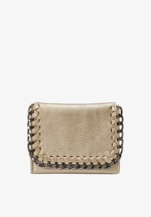 Guldtonet læderhåndtaske med en struktureret finish, der har en sort kædeaccent langs kanterne og en sikret lynlåslukning.