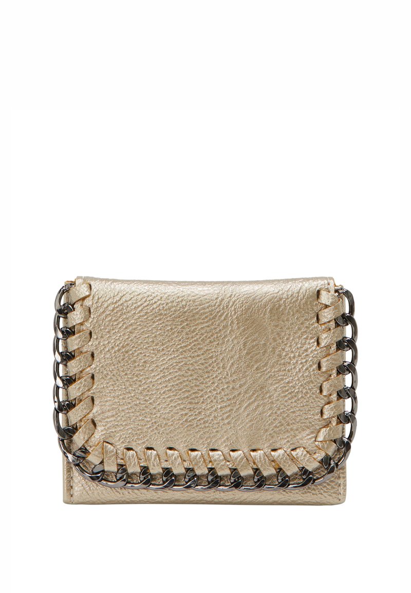 Guldtonet læderhåndtaske med en struktureret finish, der har en sort kædeaccent langs kanterne og en sikret lynlåslukning.