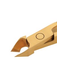 Precyzyjny obcinacz do paznokci w kolorze złotym z zakrzywionym ostrym końcem i dźwignią, zaprojektowany do dokładnego przycinania.