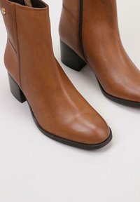 TOP3 Botines bajos - camel