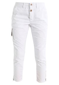Pantalon blanc slim fit avec deux boutons devant, poche latérale zippée sur la jambe gauche et fermetures éclair aux chevilles.