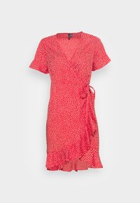 Rotes Wickelkleid mit weißen Punkten, kurzen Ärmeln, seitlichem Bindegürtel, V-Ausschnitt und gerafftem Saum auf einem schlichten hellen Hintergrund.