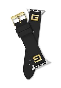 Le bracelet de montre noir en caoutchouc est doté d'une boucle rectangulaire dorée avec une gravure "GUESS" et d'un accent doré en forme de "G", le tout agrémenté de quincaillerie argentée.
