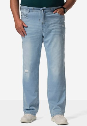 Jeans en denim bleu clair avec une coupe décontractée, dotés d'une taille à cordon, de plusieurs poches et de zones usées sur le tissu.