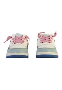 Weiße Sneaker mit hellblauen Akzenten, rosa Schnürsenkeln, abgerundeter Spitze und strukturierten Gummisohlen. Minimalistisches Design ohne sichtbare Logos.