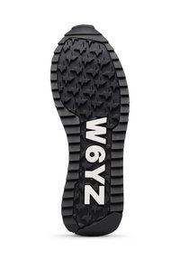 Suola di scarpa in gomma nera con motivo a battistrada a forma di stella e testo bianco "W6YZ" al centro, vista dal fondo.