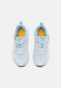 Nike Performance NIKE REVOLUTION 6 (PSV) - Sapatos para corrida em estrada - aura/multi-color/worn blue/university gold