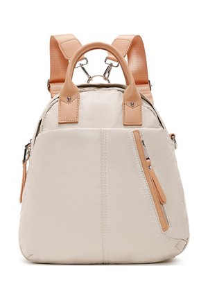 Petit sac à dos beige avec poignées et bretelles en cuir marron clair, poche avant zippée avec fermeture éclair inclinée et ferrures argentées.