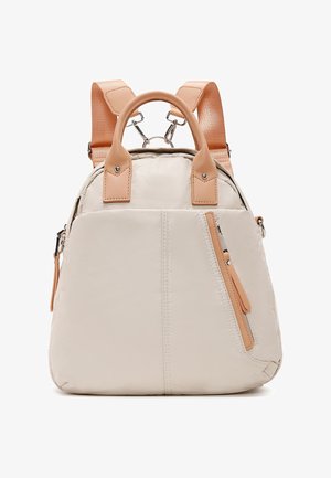 Petit sac à dos beige avec poignées et bretelles en cuir marron clair, poche avant zippée avec fermeture éclair inclinée et ferrures argentées.