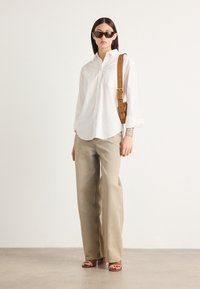 KARL LAGERFELD ASTRA NOVA WHIPSTITCH SLIDE - Sandali z visoko peto - tan