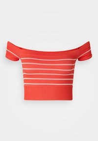 Crop top rosso off-the-shoulder con strisce orizzontali rosa chiaro, design aderente, texture a coste e maniche corte.