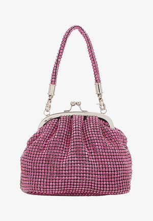 Roze tas versierd met rhinestones, met een geraffineerd ontwerp, metalen frame en een handvat van kralen. Heeft een glanzend, gestructureerd oppervlak.