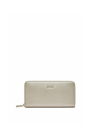 Cartera dorada con cremallera alrededor, superficie texturizada y logo metálico de la marca en el frente, diseño rectangular y compacto.