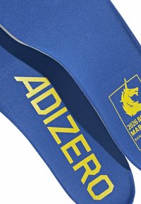 Blaues Stoffbuchcover mit gelbem Text "ADIZERO" und einem gelben Einhornlogo mit dem Text "2026 BANG MAR".