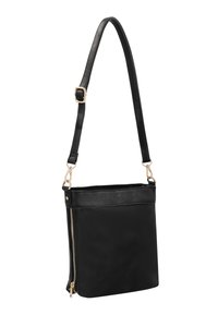 Borsa a tracolla in pelle nera con una texture liscia, tracolla regolabile e hardware in tono oro; presenta una tasca con zip su un lato.