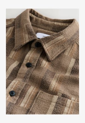 Braun kariertes Hemd aus strukturiertem Stoff. Verfügt über einen umgeschlagenen Kragen, schwarze Knöpfe und vertikale sowie horizontale Streifen in Creme und hellbraun.