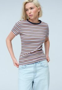 Gestreept T-shirt met korte mouwen, met horizontale lijnen in roze, paars, geel en zwart. Geribbelde kraag en aansluitend ontwerp.