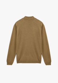 Brązowy sweter dzianinowy o teksturowanym wykończeniu, z długimi rękawami i wysokim kołnierzem. Tył cechuje się bezszwowym wykończeniem oraz ściągaczami na rękawach.