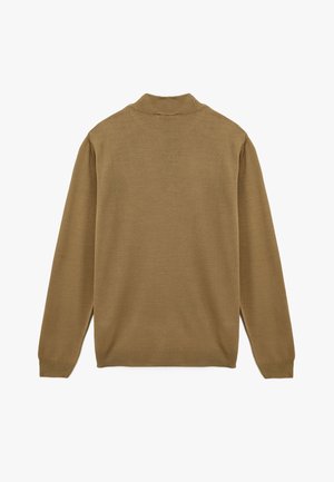 Brauner Strickpullover mit strukturiertem Finish, langen Ärmeln und hohem Kragen. Die Rückseite hat ein nahtloses Design und gerippte Bündchen.