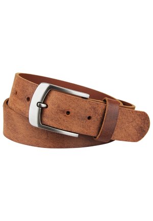 Brauner Ledergürtel aufgerollt mit silberner rechteckiger Metallschnalle und mehreren Verstelllöchern auf weißem Hintergrund.