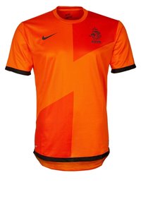 Pomarańczowa koszulka sportowa Nike z diagonalnym wzorem, czarnymi akcentami na rękawach i dole oraz logo KNVB na klatce piersiowej.