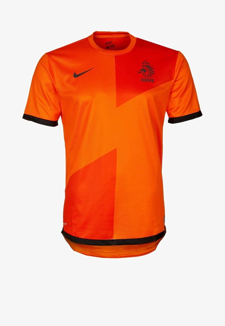 Pomarańczowa koszulka sportowa Nike z diagonalnym wzorem, czarnymi akcentami na rękawach i dole oraz logo KNVB na klatce piersiowej.