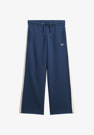Mørkeblå vide sweatpants med hvide sidelister, elastisk talje med snøre, frontlommer og lille "Super Dry" logo på låret.