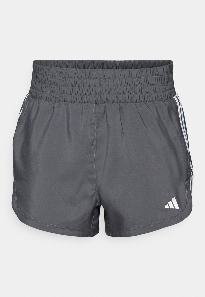 Graue Sportshorts mit elastischem Bund, versehen mit weißen Akzentstreifen und einem Logo auf der unteren rechten Seite. Glatte Textur.